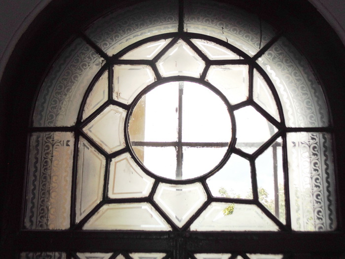 Декоративное остекление окна в Петербурге по адресу: 2-я линия, 9. Фото 2019
